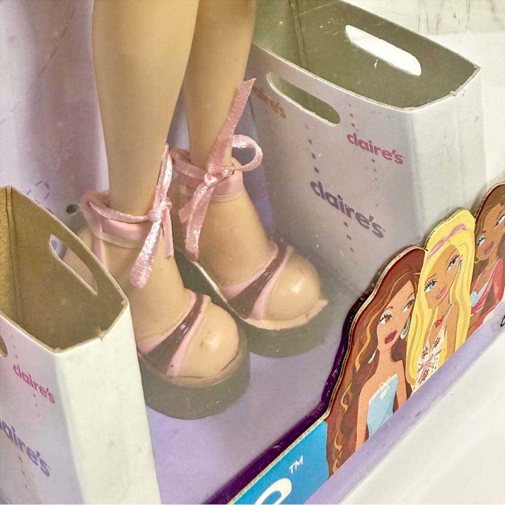 Barbie My Scene “Mall Maniacs Claire's” Doll - Picture 7 of 12